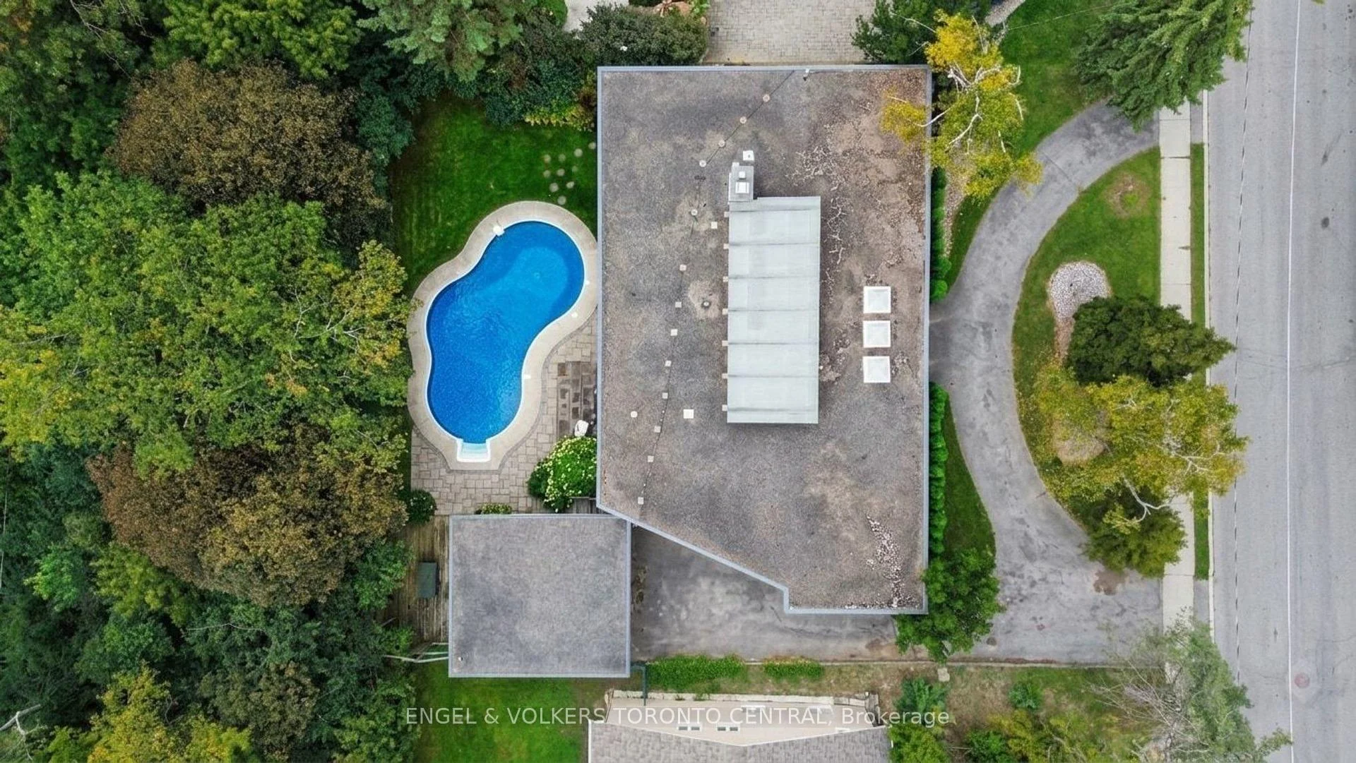 Photo 17 of 11 Suncrest Drive, North York, Bridle Path-Sunnybrook-York Mills — HOMEH