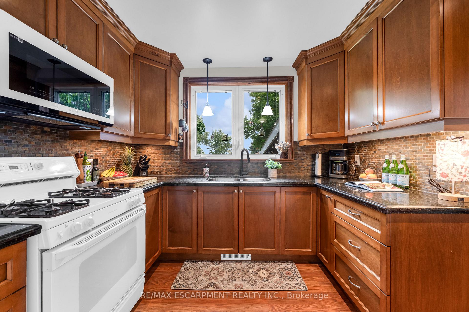 Photo 13 of 1065 Woodburn Road, Hamilton, Woodburn — HOMEH