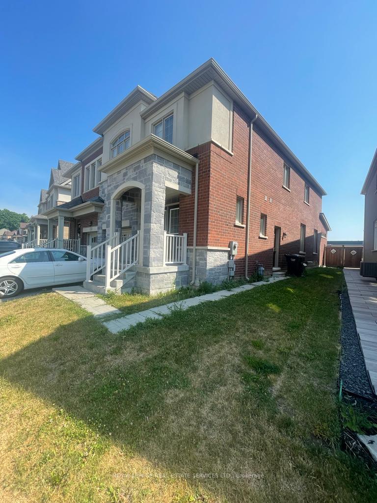 Photo 2 of 16 Little Britain Crescent, Brampton, Bram West — HOMEH