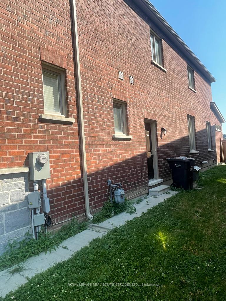 Photo 3 of 16 Little Britain Crescent, Brampton, Bram West — HOMEH