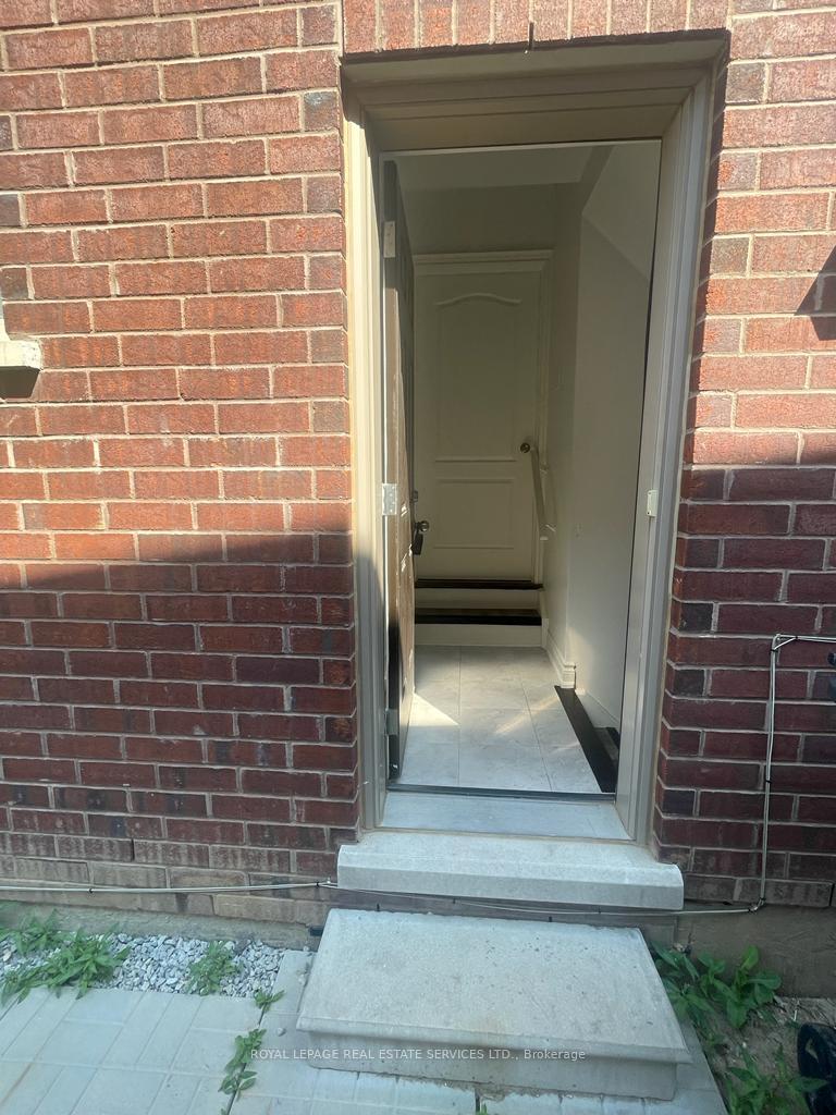 Photo 4 of 16 Little Britain Crescent, Brampton, Bram West — HOMEH