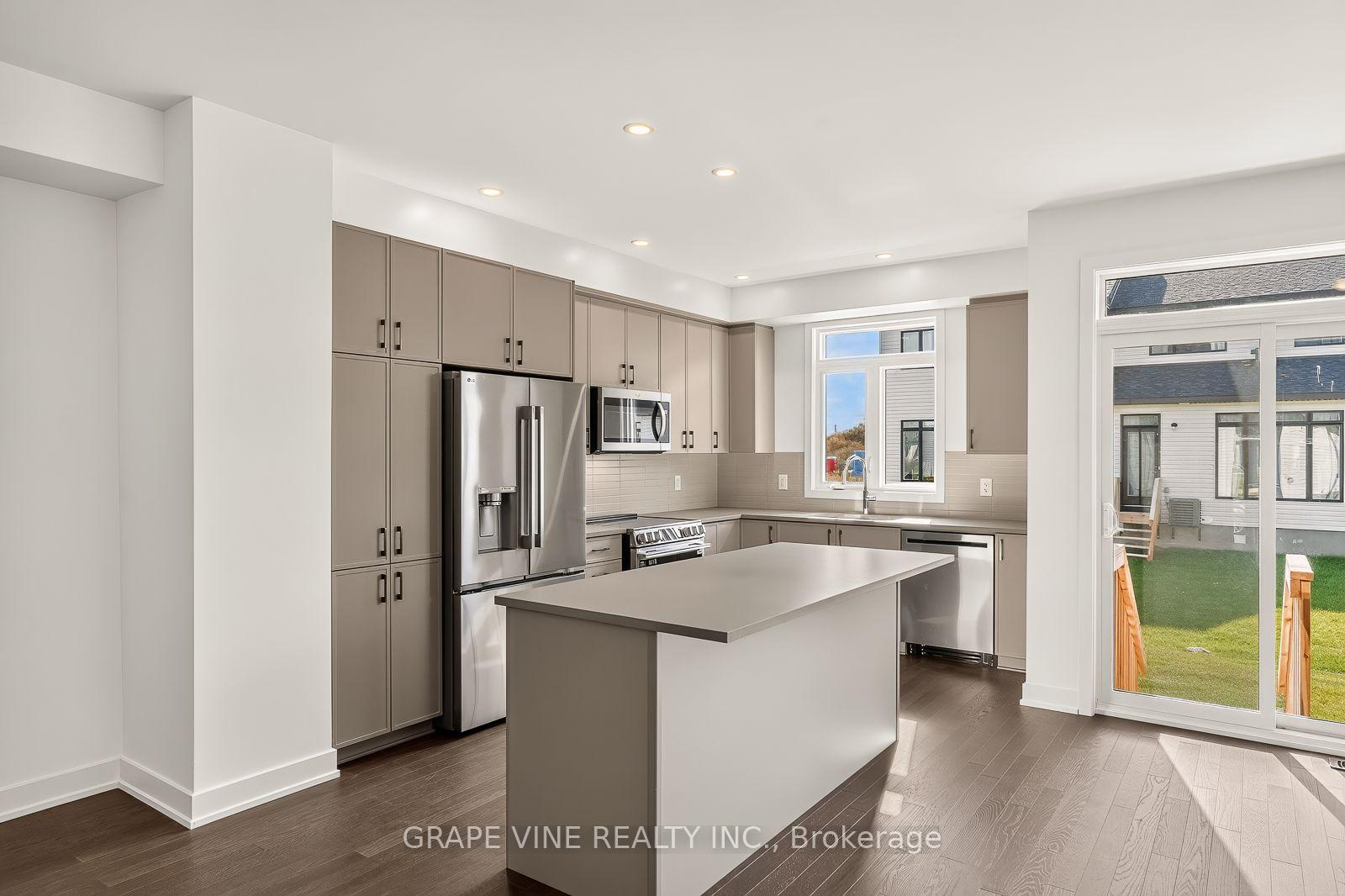 Photo 12 of 76 San Felice Circle, Ottawa, Kanata - Emerald Meadows/Trailwest — HOMEH