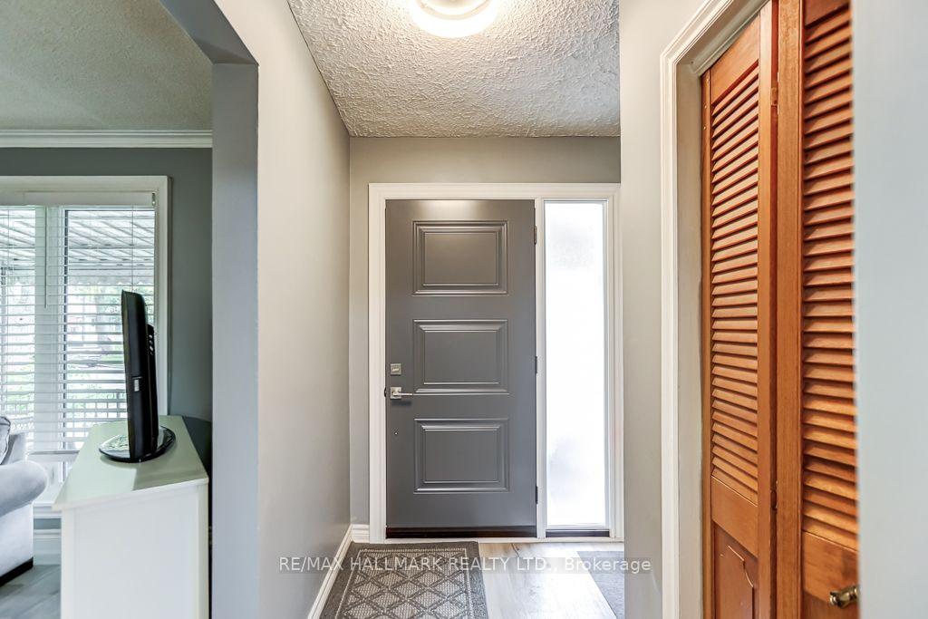 Photo 2 of 39 Calumet Crescent, Scarborough, Woburn — HOMEH