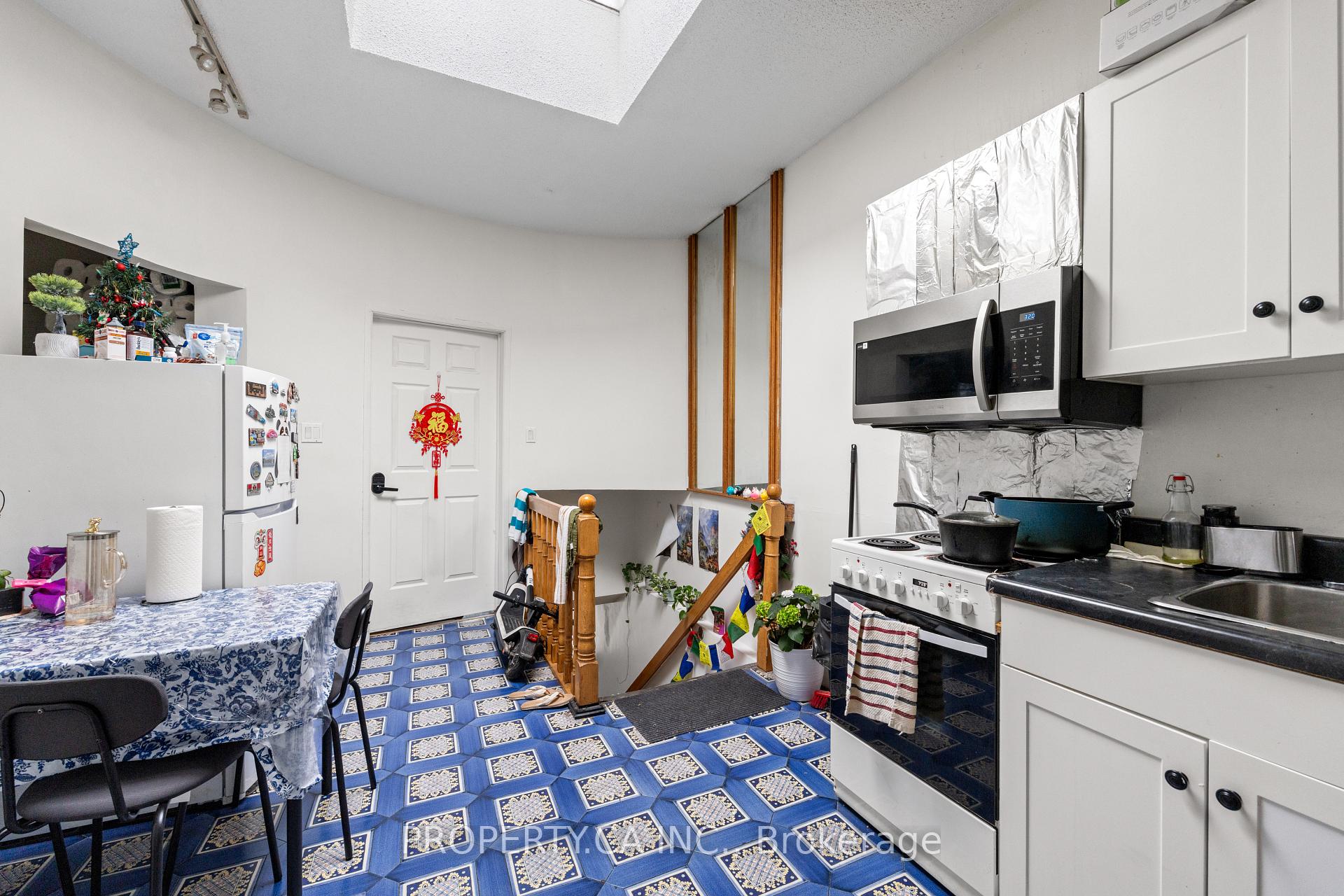 Photo 4 of Unit #Upper, 1080 Dovercourt Road, Toronto, Dovercourt-Wallace Emerson-Junction — HOMEH