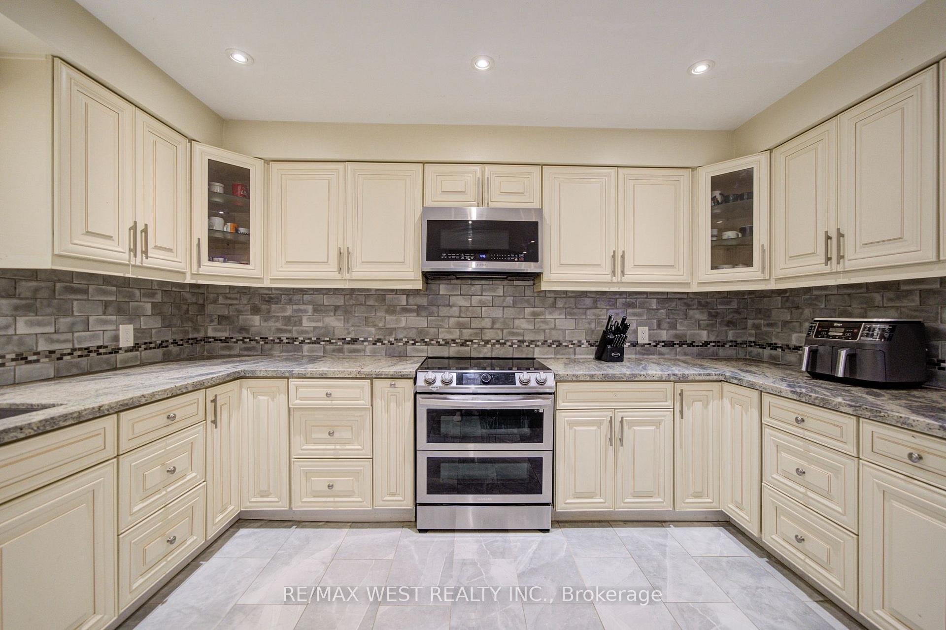 Photo 10 of 114 Robert Adams Drive, Clarington, Courtice — HOMEH