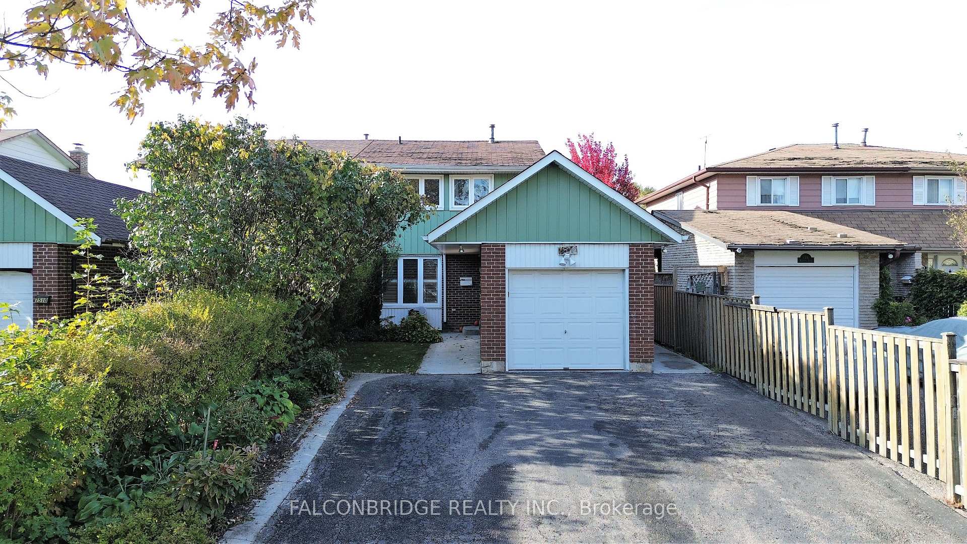 Photo 2 of 7512 Wildfern Drive, Mississauga, Malton — HOMEH