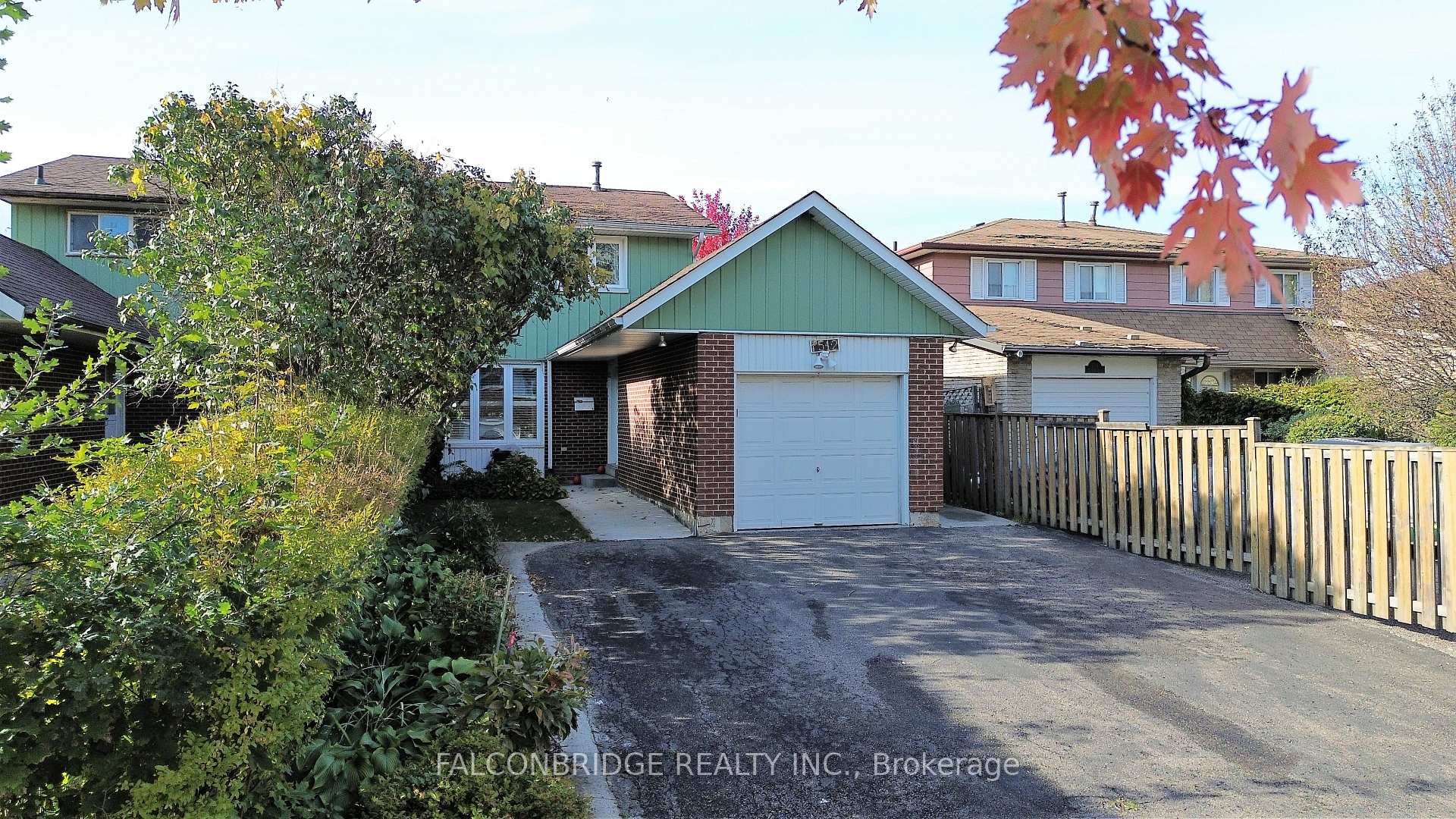 Photo 3 of 7512 Wildfern Drive, Mississauga, Malton — HOMEH