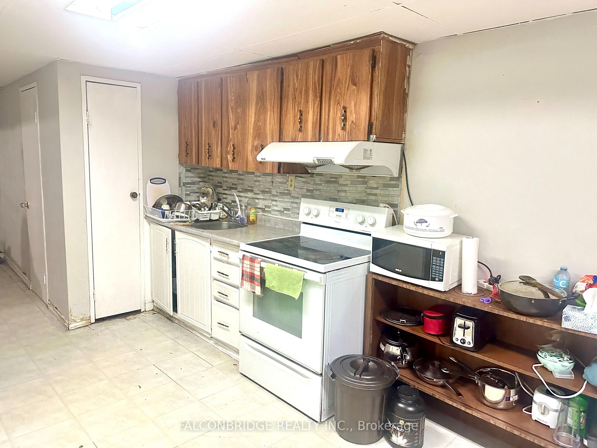 Photo 13 of 7512 Wildfern Drive, Mississauga, Malton — HOMEH