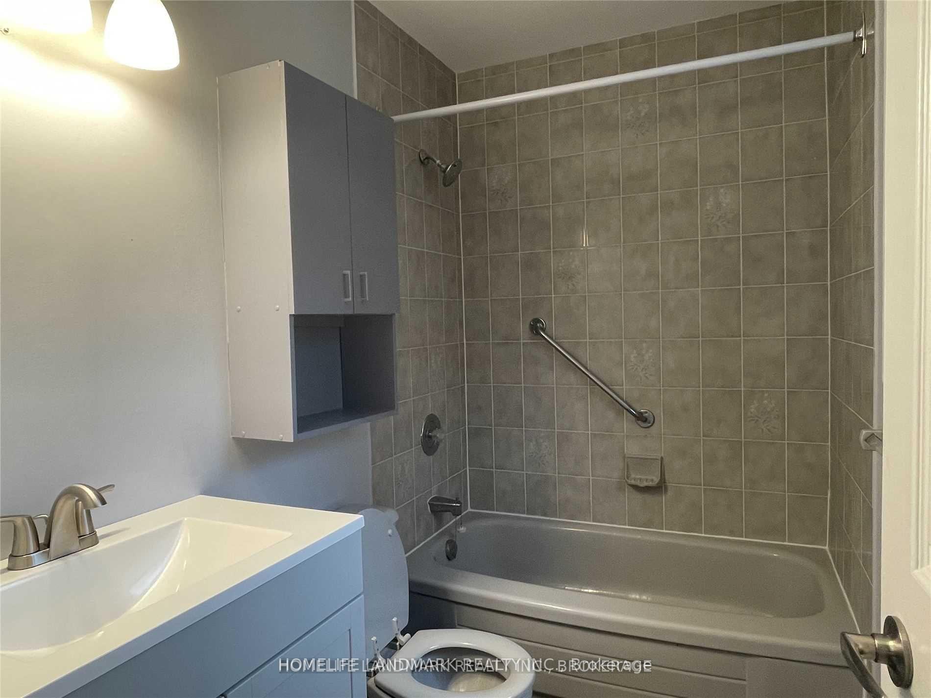 Photo 4 of Unit Upper, 2 Gibbon Drive, Barrie, Letitia Heights — HOMEH