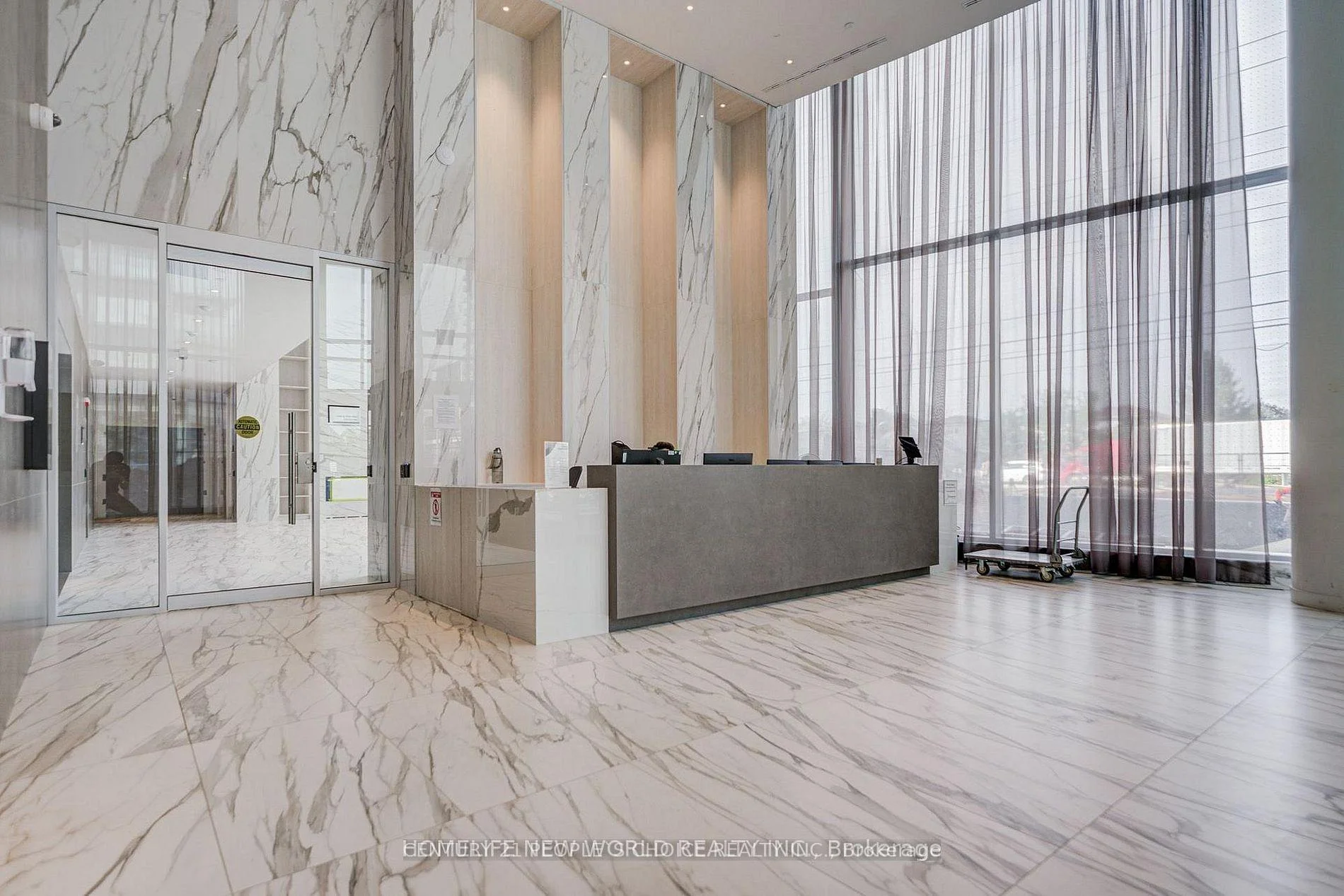 Photo 3 of Unit 607, 448 Burnhamthorpe Road W, Mississauga, City Centre — HOMEH