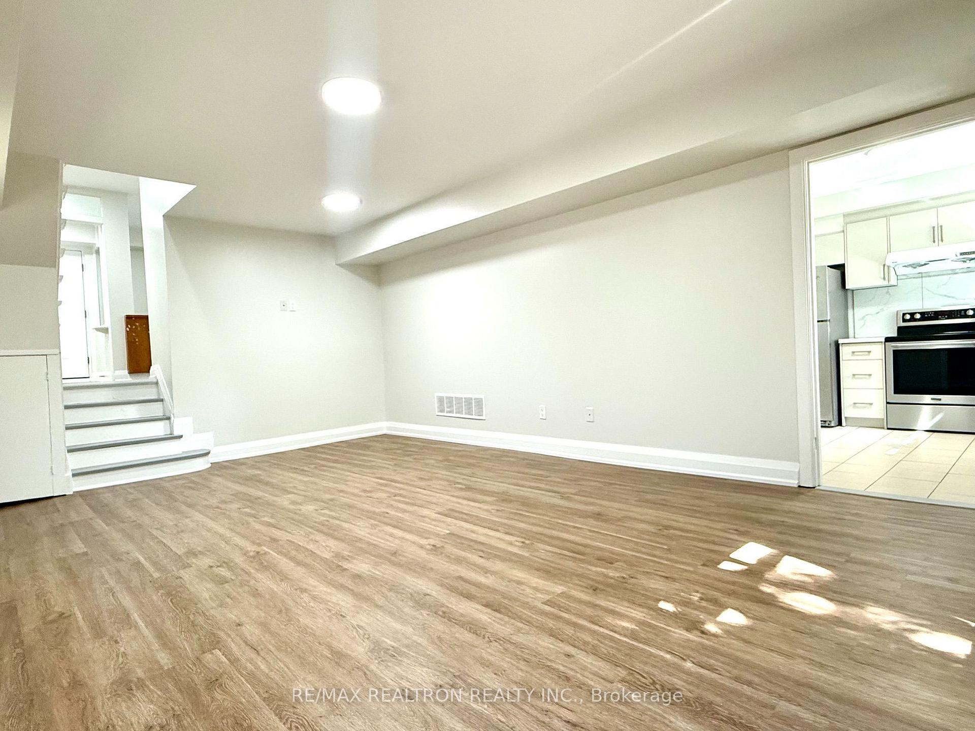 Photo 7 of 447 Glengrove Avenue W, Toronto, Bedford Park-Nortown — HOMEH