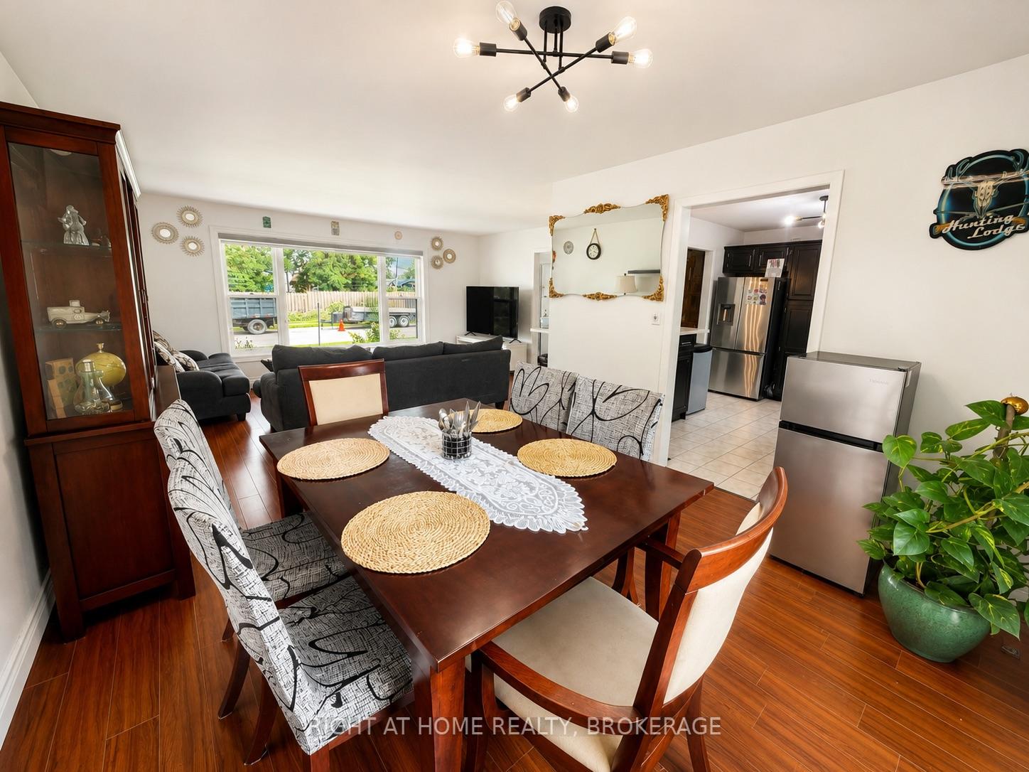 Photo 3 of 7698 Mulhern Street, Niagara Falls, Ascot — HOMEH