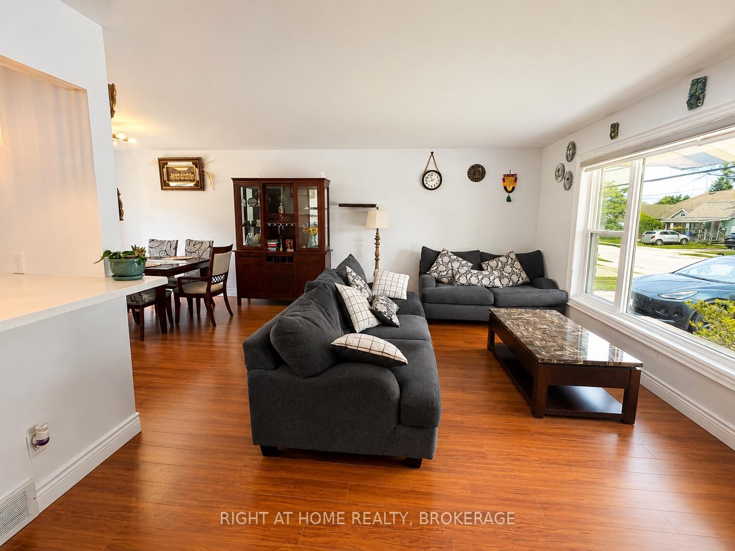 Photo 4 of 7698 Mulhern Street, Niagara Falls, Ascot — HOMEH