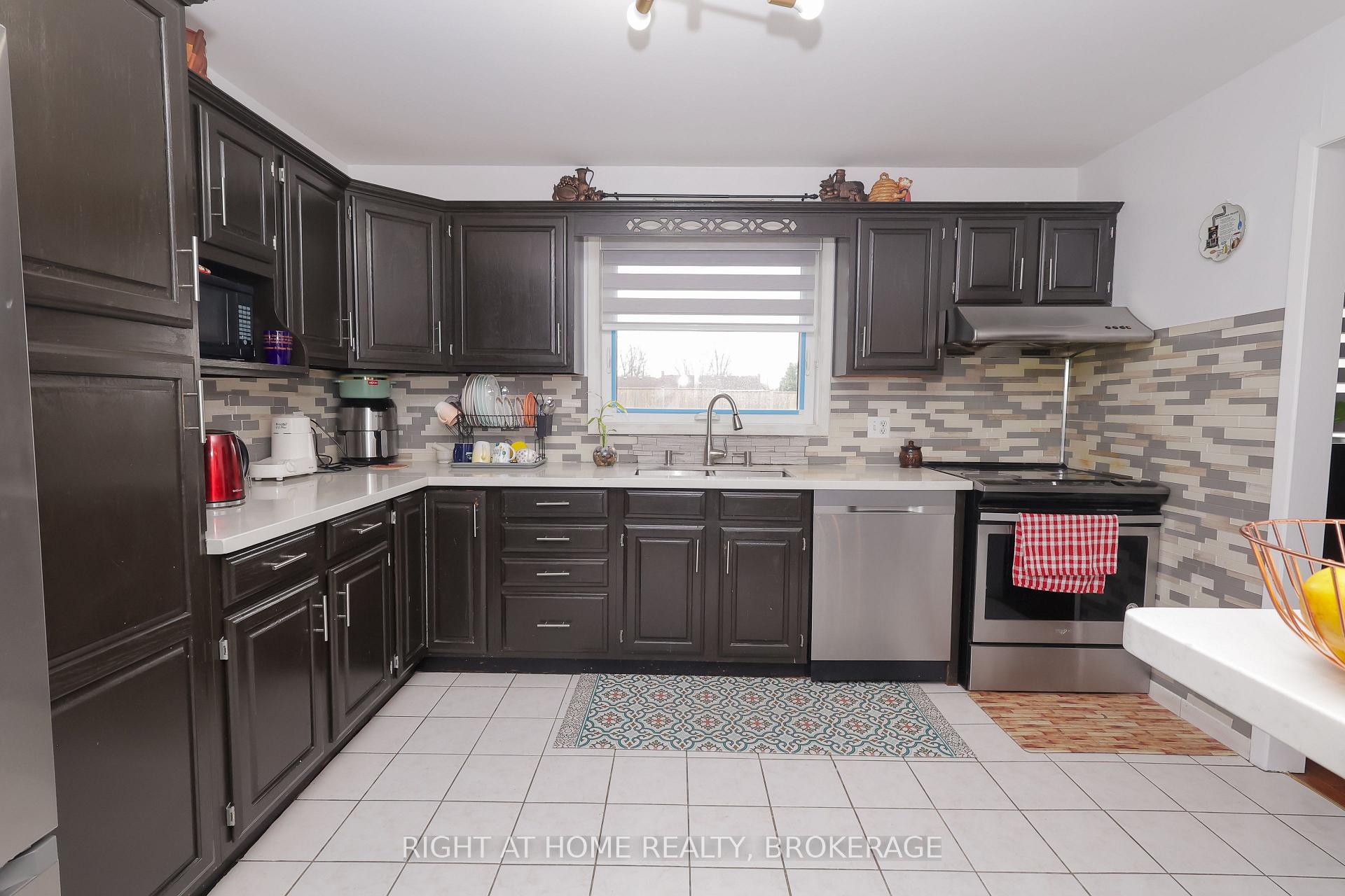 Photo 5 of 7698 Mulhern Street, Niagara Falls, Ascot — HOMEH