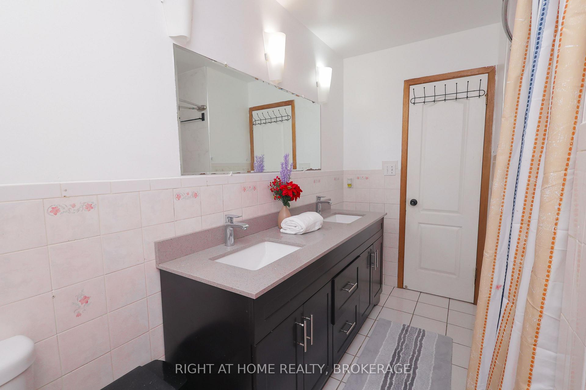 Photo 12 of 7698 Mulhern Street, Niagara Falls, Ascot — HOMEH