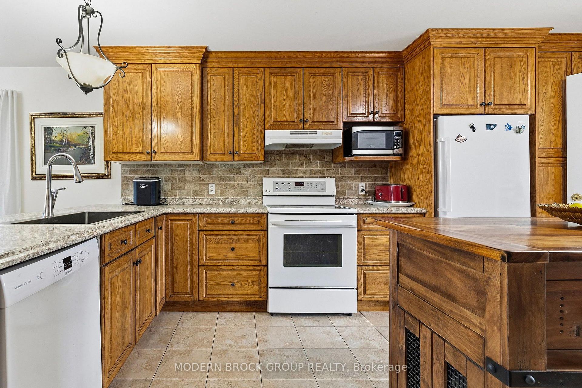 Photo 14 of 36 Hillcrest Drive, Brockville, Brockville — HOMEH