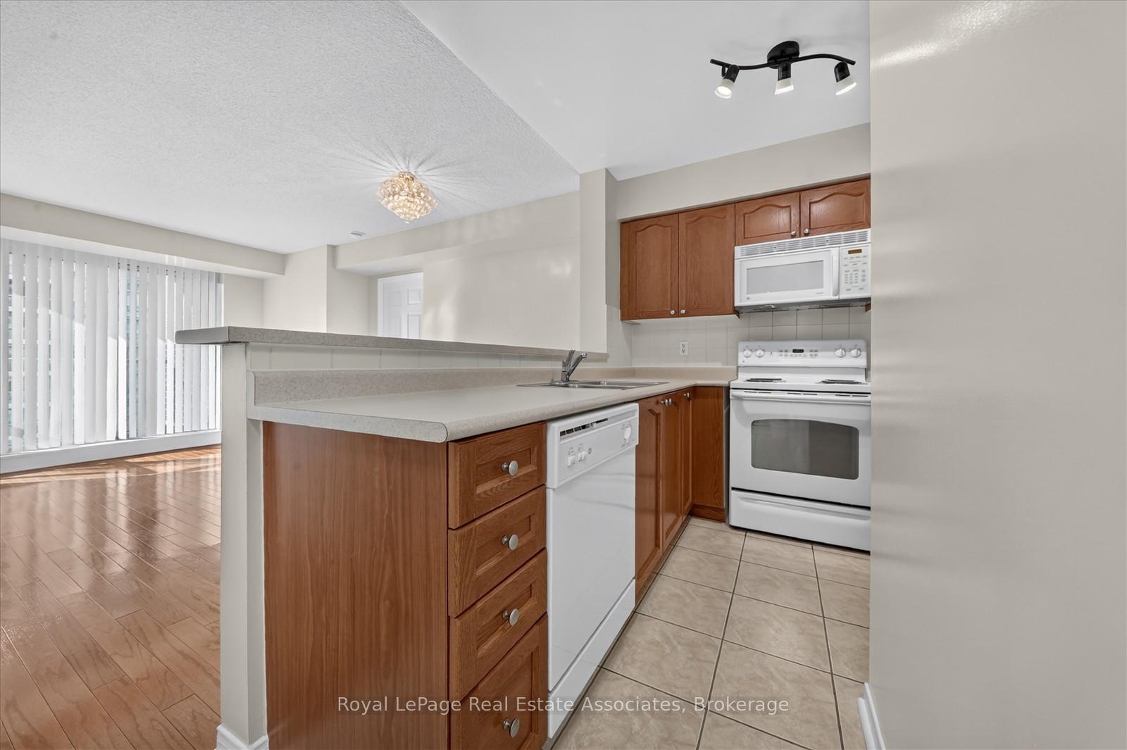 Photo 2 of Unit 908, 7 Michael Power Place, Etobicoke, Islington-City Centre West — HOMEH