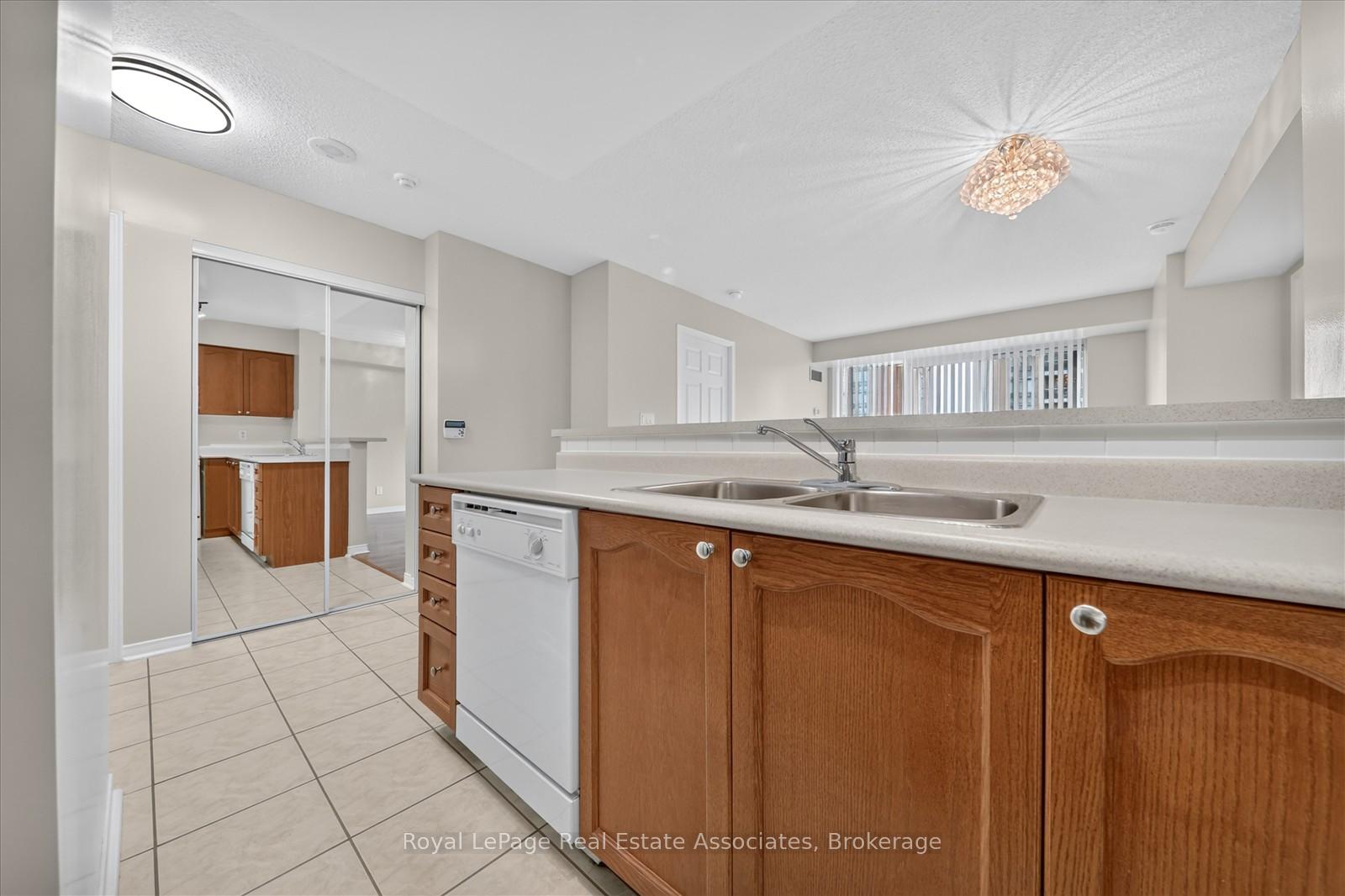 Photo 4 of Unit 908, 7 Michael Power Place, Etobicoke, Islington-City Centre West — HOMEH
