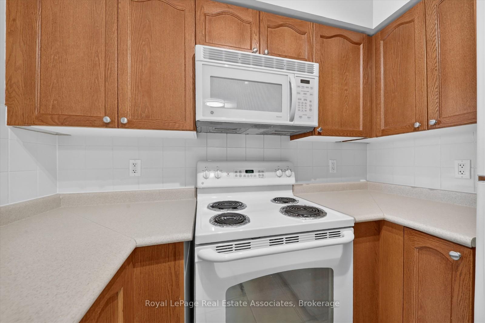 Photo 5 of Unit 908, 7 Michael Power Place, Etobicoke, Islington-City Centre West — HOMEH