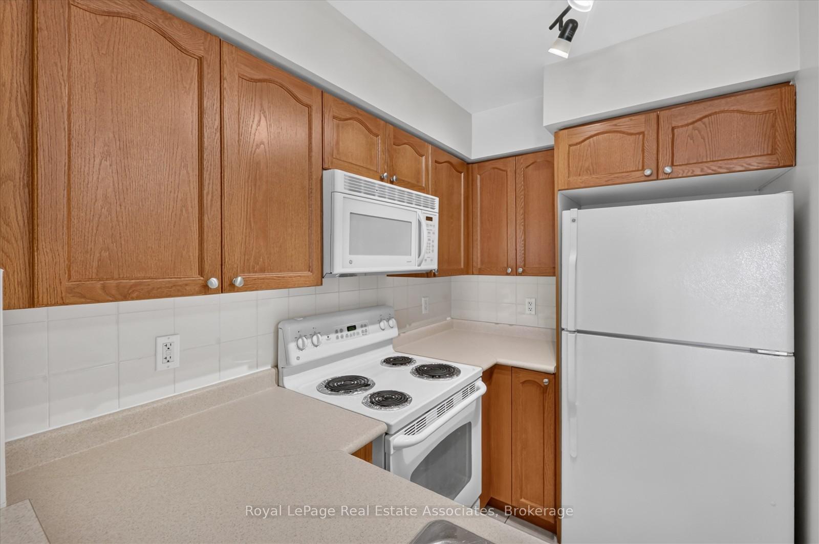 Photo 6 of Unit 908, 7 Michael Power Place, Etobicoke, Islington-City Centre West — HOMEH