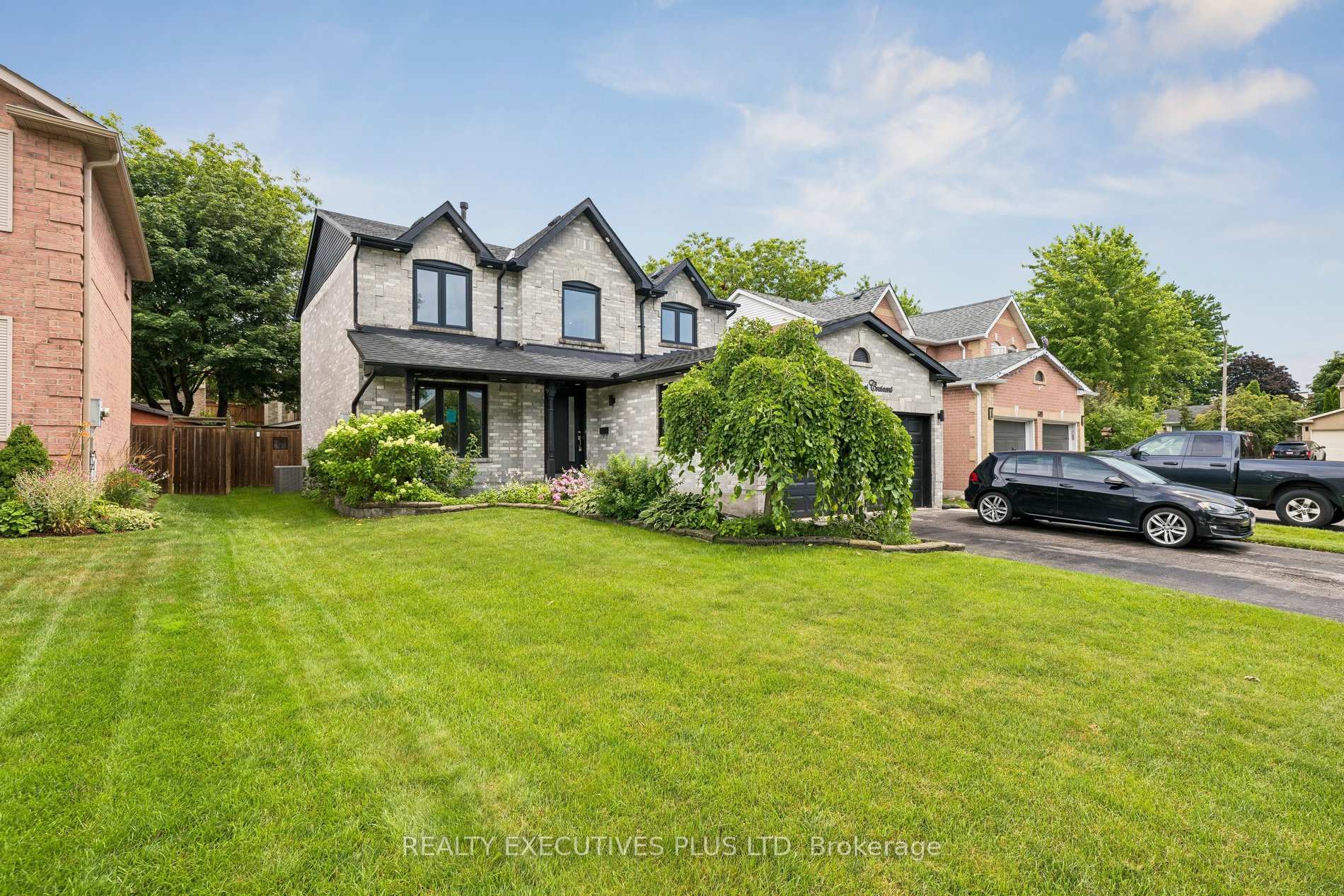Photo 2 of 693 Barnes Crescent, Oshawa, Northglen — HOMEH