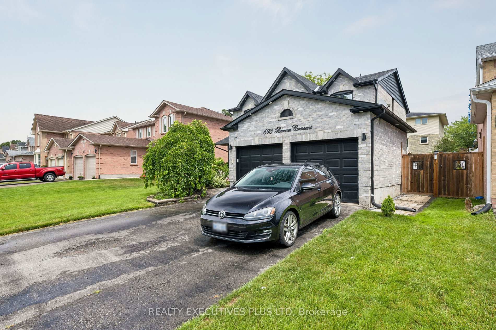 Photo 4 of 693 Barnes Crescent, Oshawa, Northglen — HOMEH