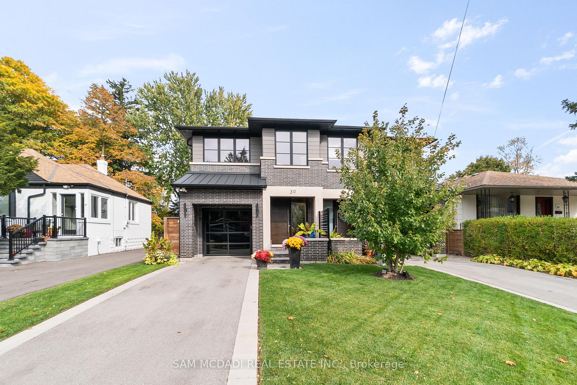 Front of 39 Oakwood Avenue N