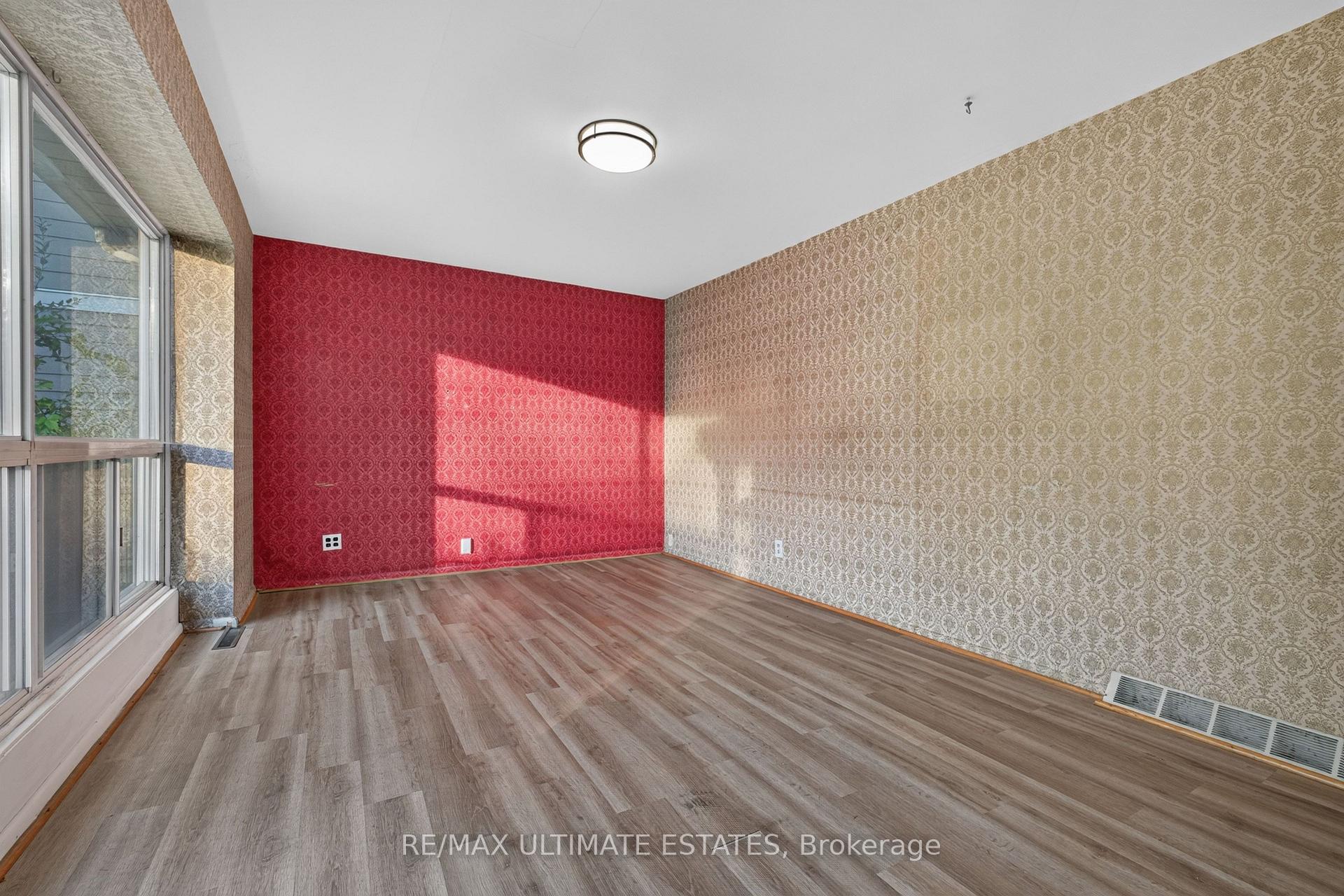 Photo 3 of 32 Broadleaf Road, North York, Banbury-Don Mills — HOMEH