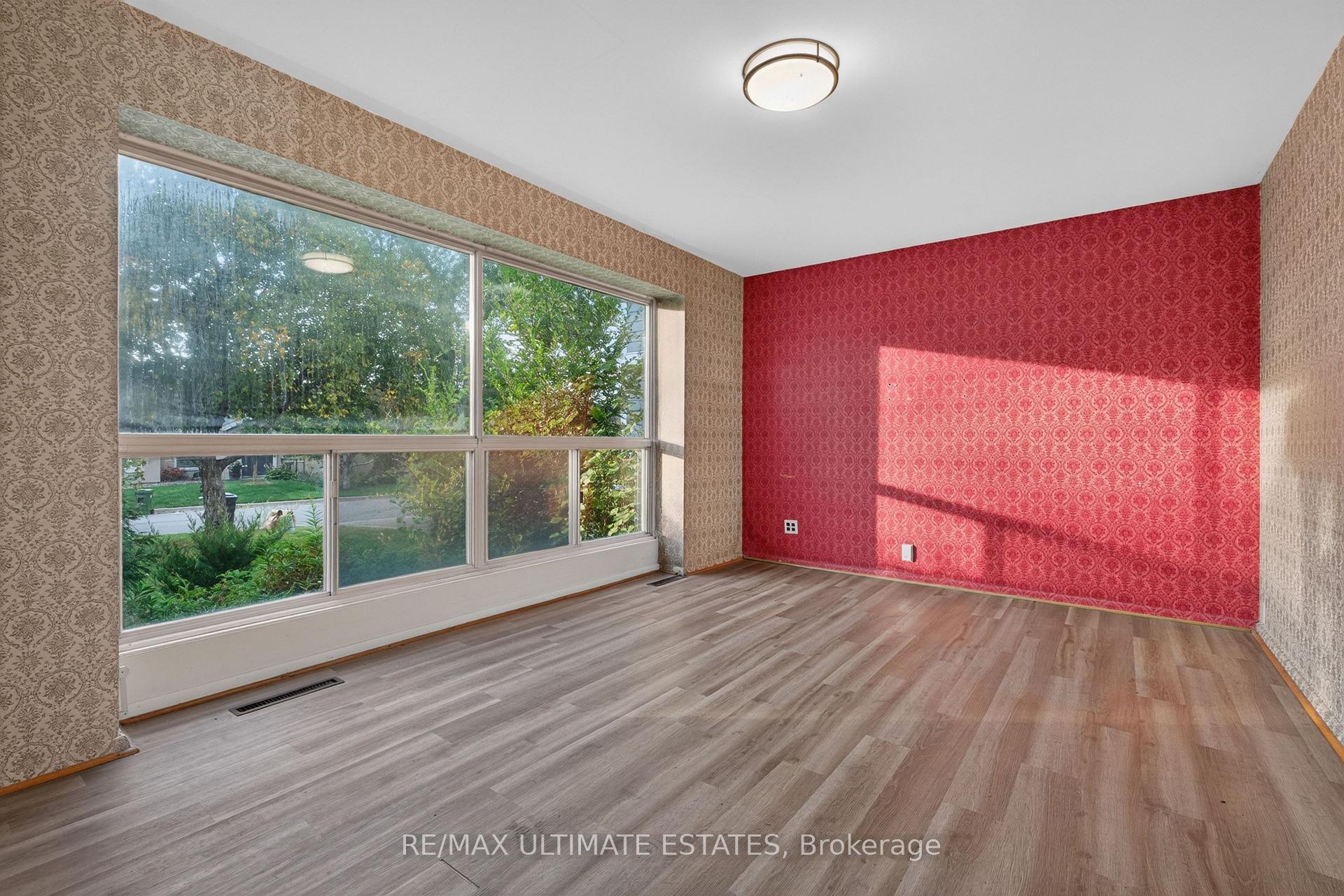 Photo 4 of 32 Broadleaf Road, North York, Banbury-Don Mills — HOMEH