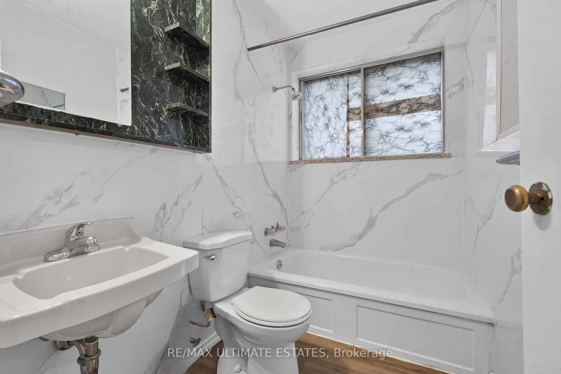 Photo 16 of 32 Broadleaf Road, North York, Banbury-Don Mills — HOMEH