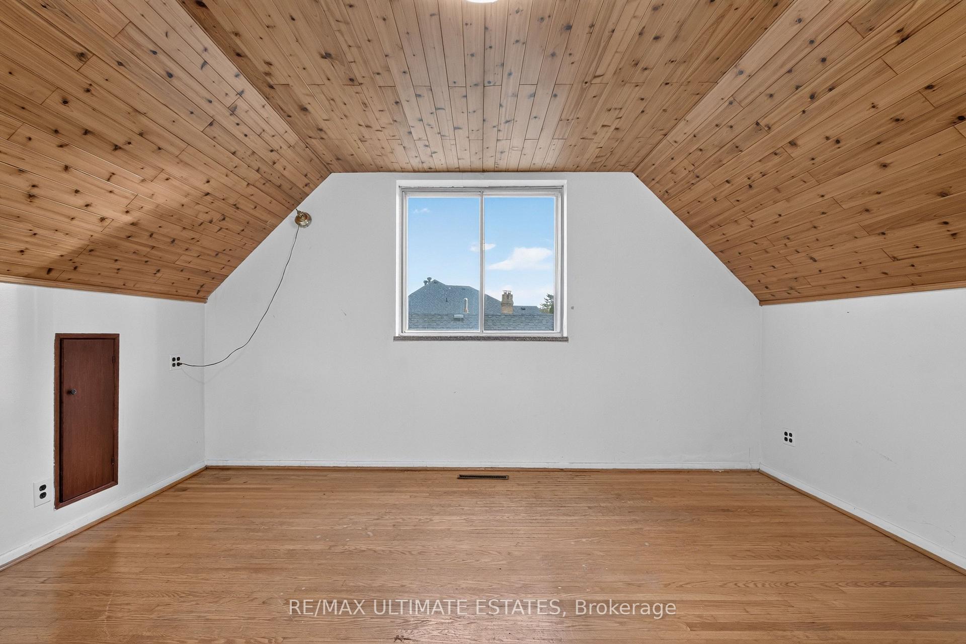 Photo 19 of 32 Broadleaf Road, North York, Banbury-Don Mills — HOMEH