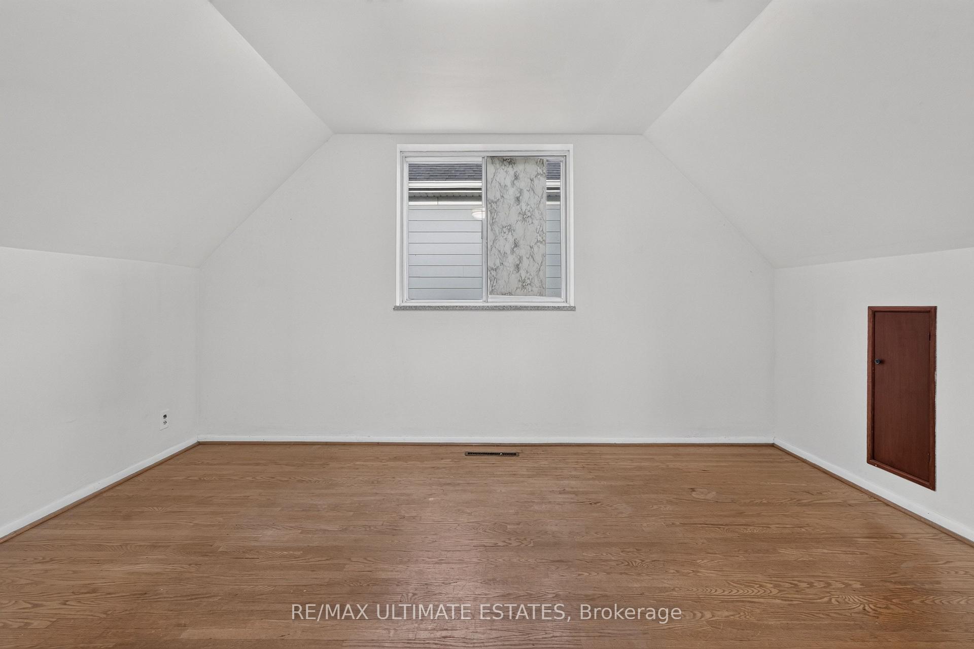 Photo 24 of 32 Broadleaf Road, North York, Banbury-Don Mills — HOMEH