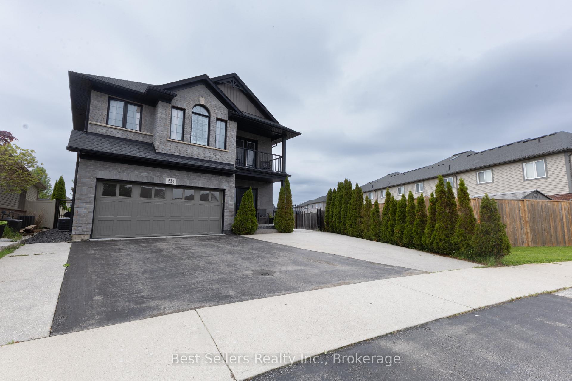 Photo 2 of 214 Cardinal Crescent, Welland, Coyle Creek — HOMEH