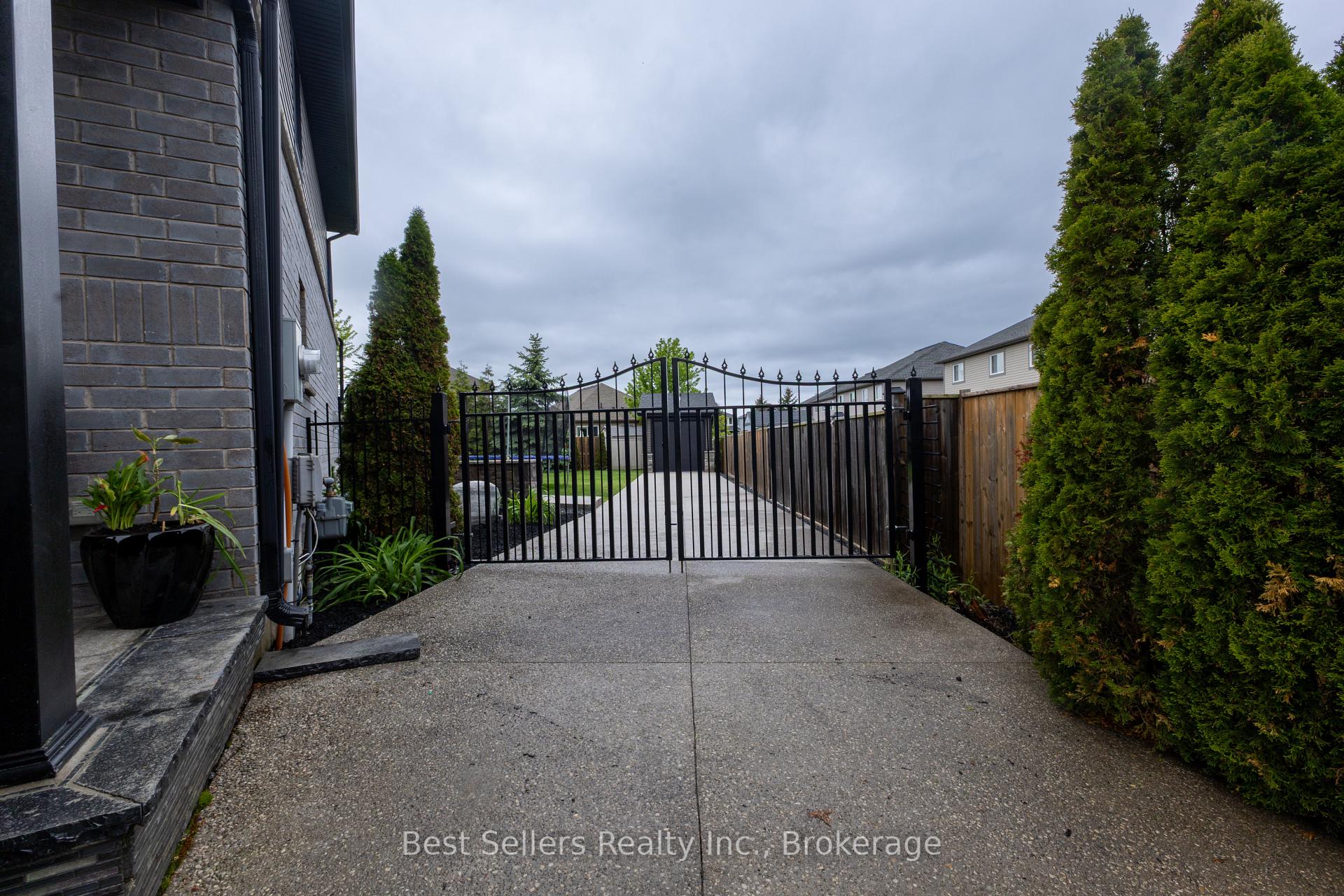 Photo 3 of 214 Cardinal Crescent, Welland, Coyle Creek — HOMEH