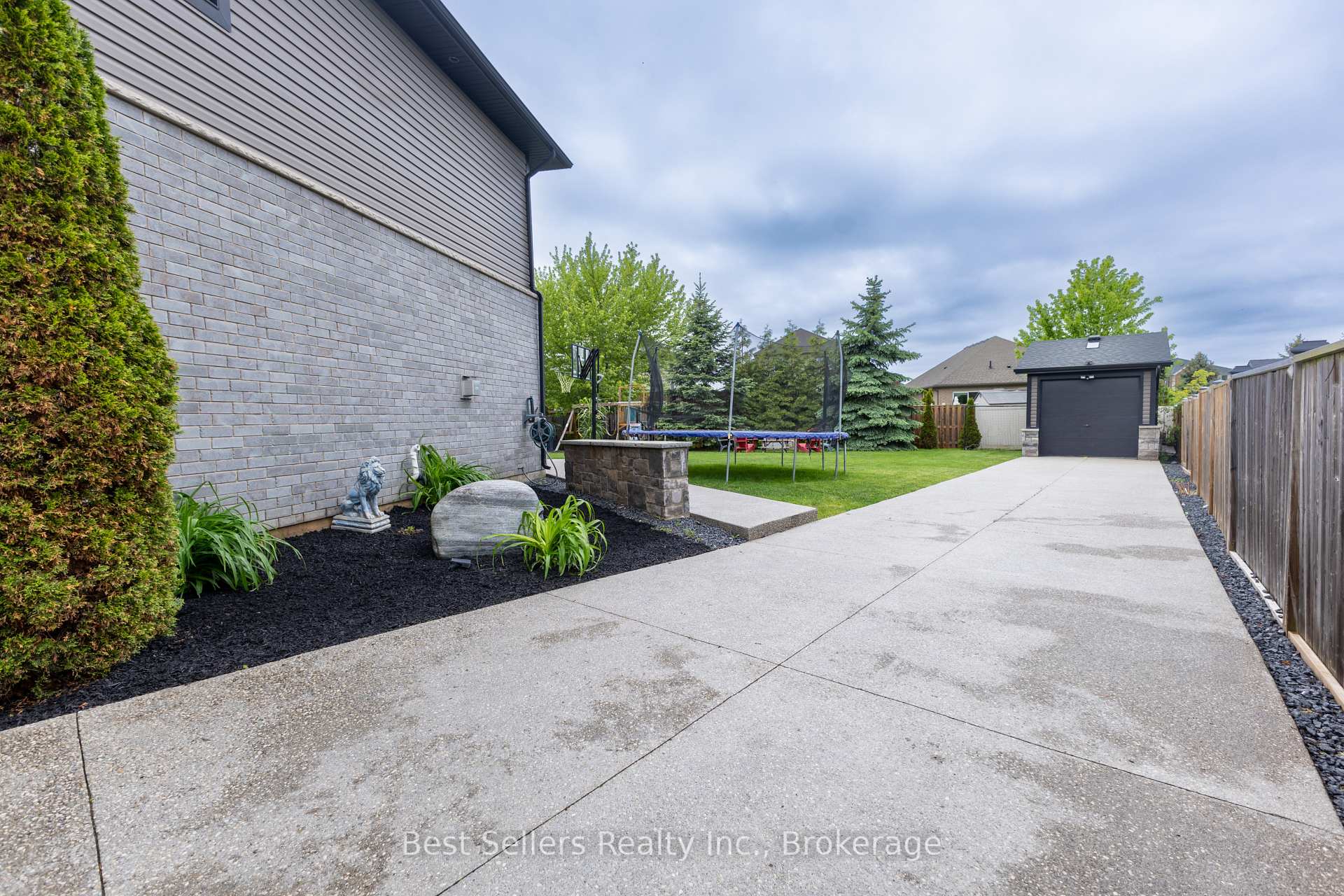 Photo 4 of 214 Cardinal Crescent, Welland, Coyle Creek — HOMEH