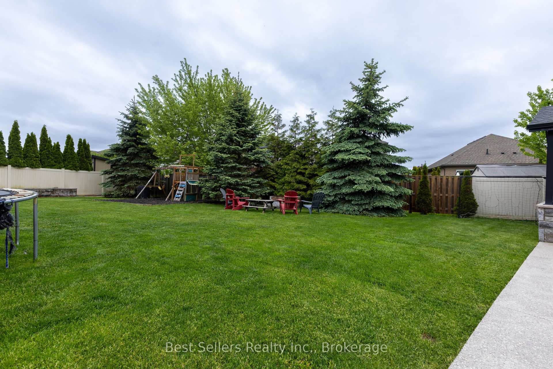 Photo 5 of 214 Cardinal Crescent, Welland, Coyle Creek — HOMEH