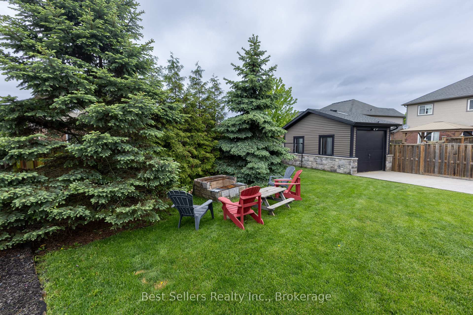 Photo 6 of 214 Cardinal Crescent, Welland, Coyle Creek — HOMEH