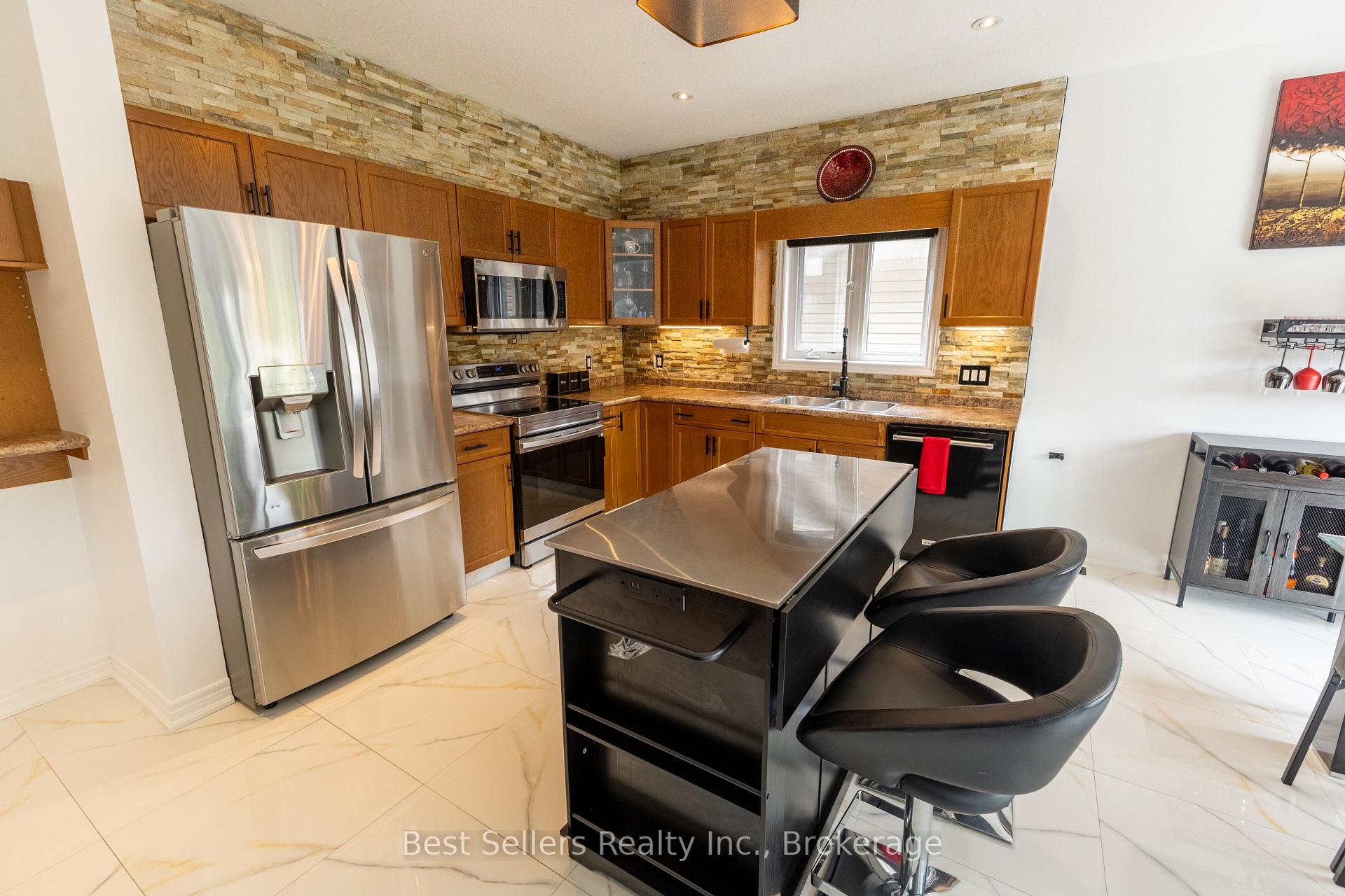 Photo 15 of 214 Cardinal Crescent, Welland, Coyle Creek — HOMEH