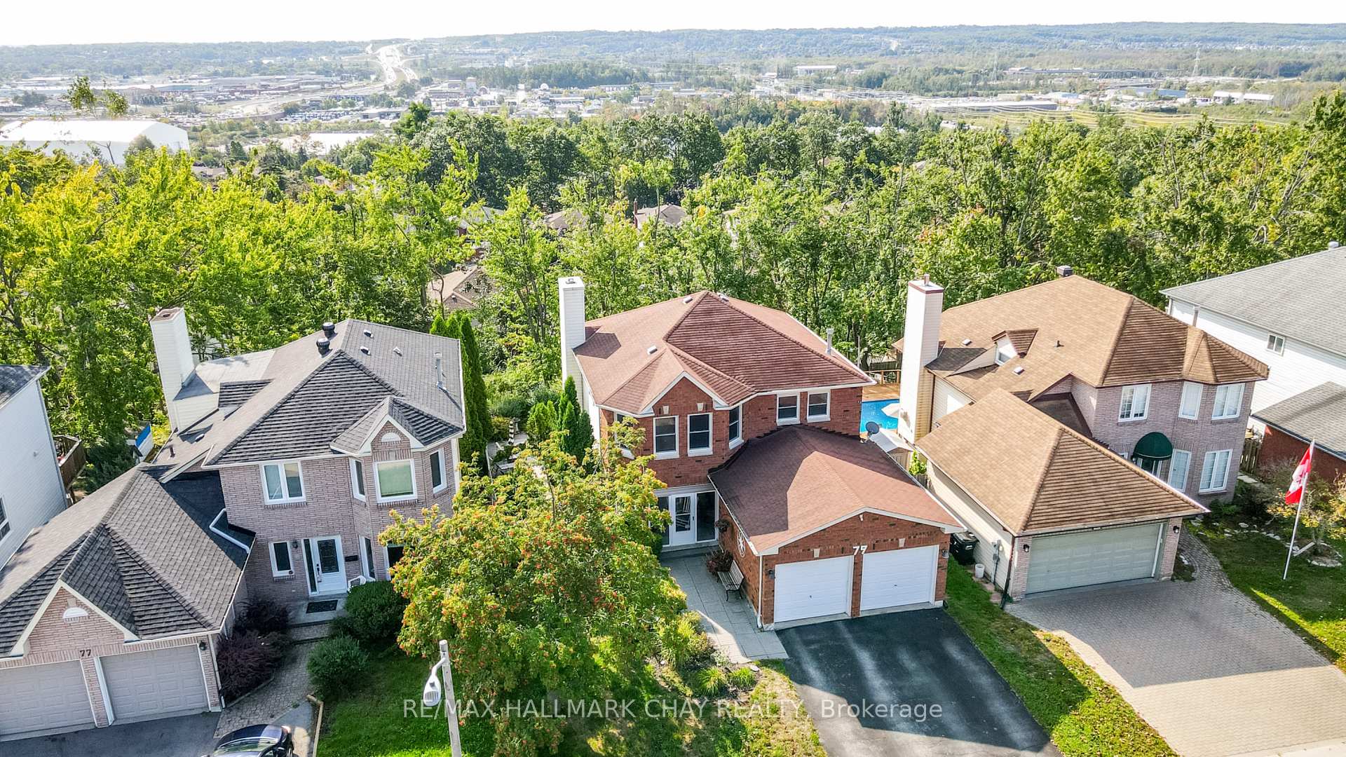 Photo 3 of 79 Browning Trail, Barrie, Letitia Heights — HOMEH