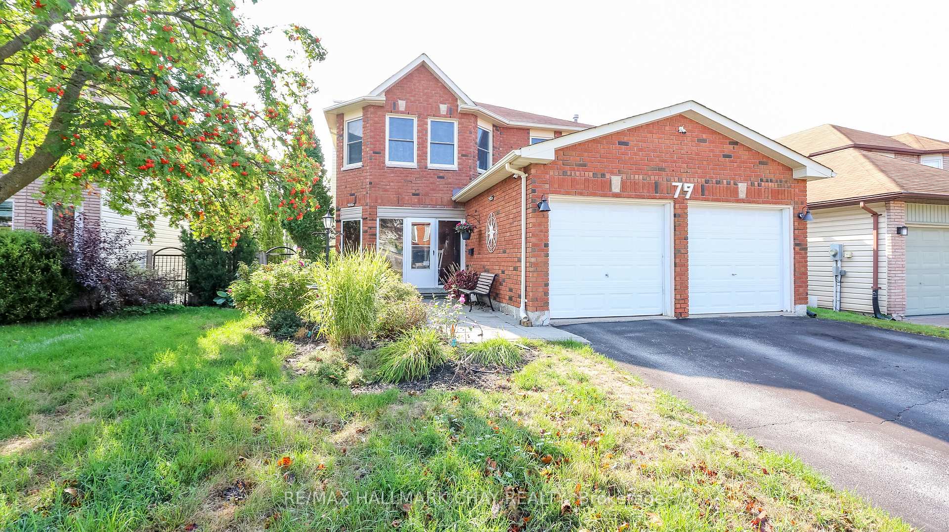 Photo 2 of 79 Browning Trail, Barrie, Letitia Heights — HOMEH