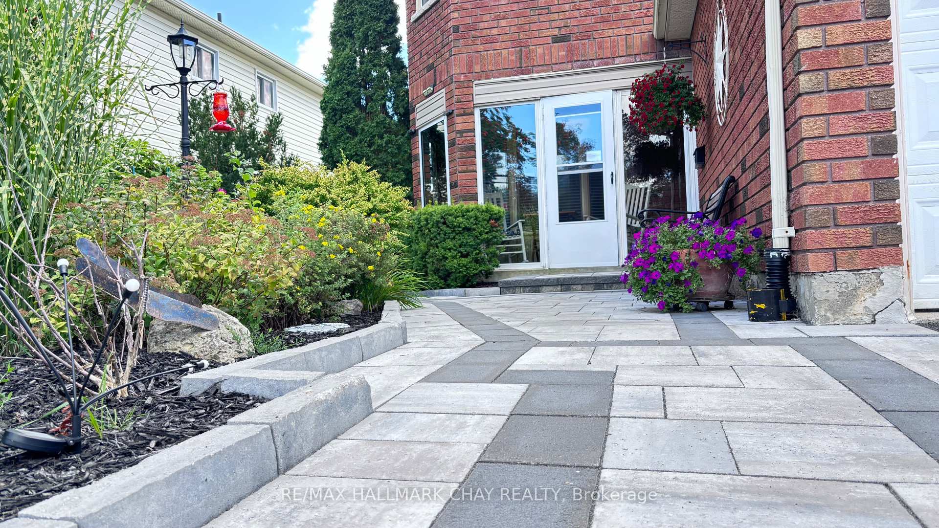 Photo 4 of 79 Browning Trail, Barrie, Letitia Heights — HOMEH