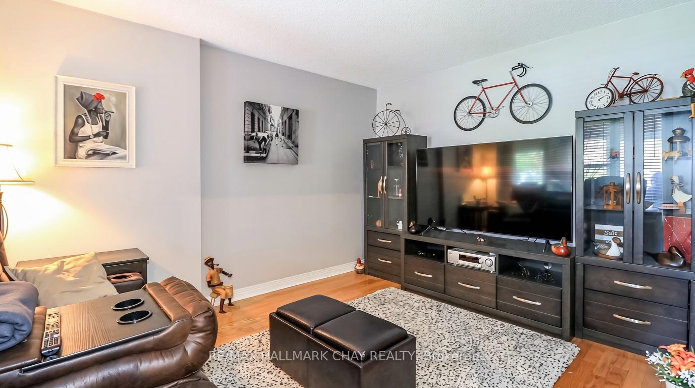Photo 6 of 79 Browning Trail, Barrie, Letitia Heights — HOMEH