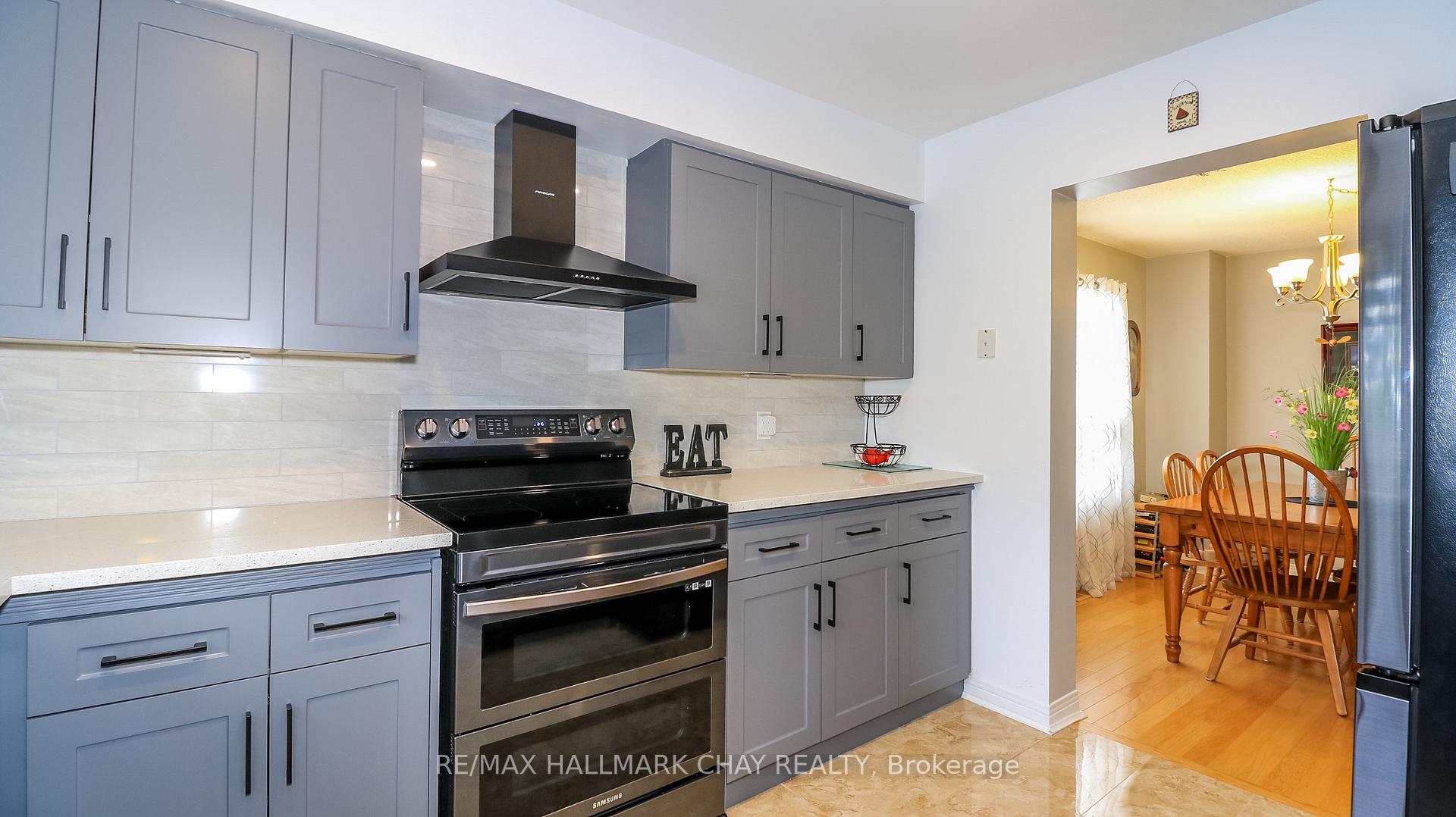 Photo 12 of 79 Browning Trail, Barrie, Letitia Heights — HOMEH