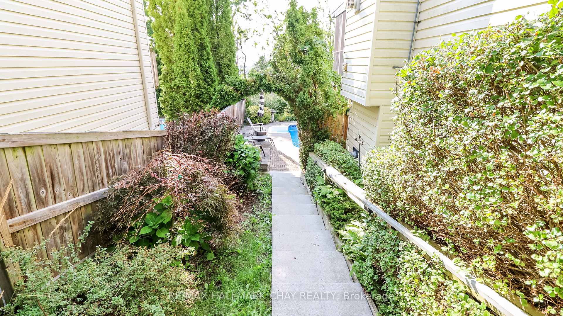 Photo 33 of 79 Browning Trail, Barrie, Letitia Heights — HOMEH