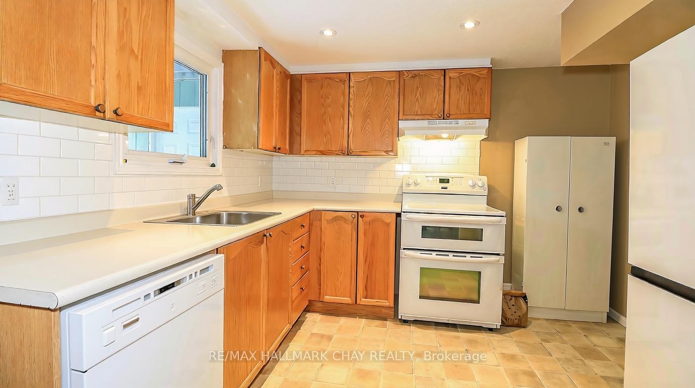 Photo 42 of 79 Browning Trail, Barrie, Letitia Heights — HOMEH