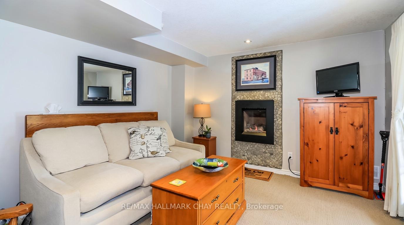 Photo 43 of 79 Browning Trail, Barrie, Letitia Heights — HOMEH