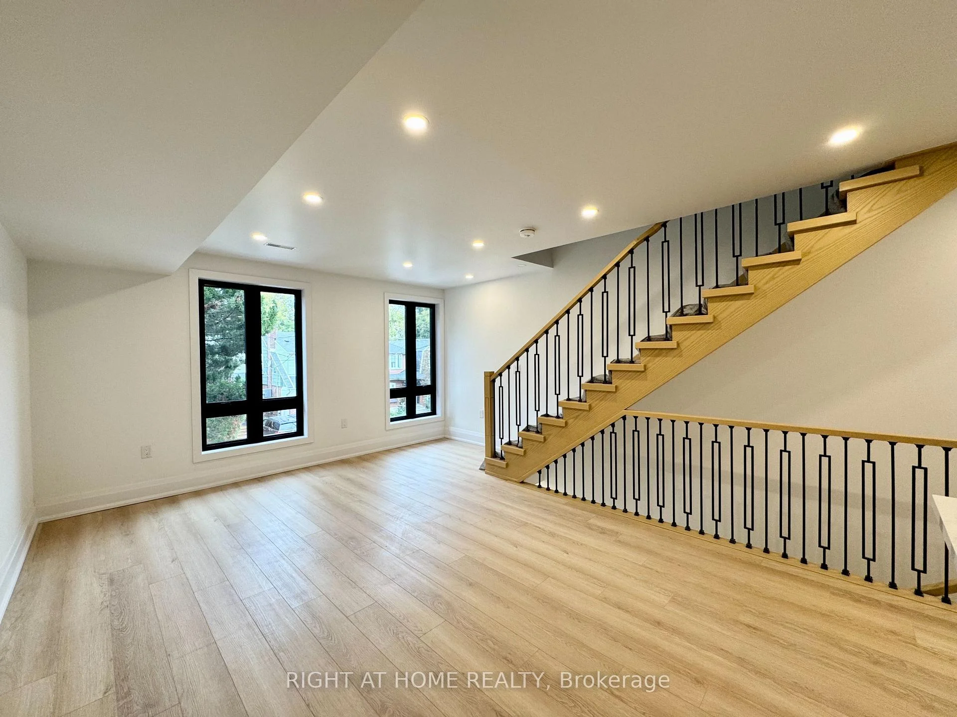 Photo 7 of Unit #4, 151 Gledhill Avenue, Toronto, Woodbine-Lumsden — HOMEH