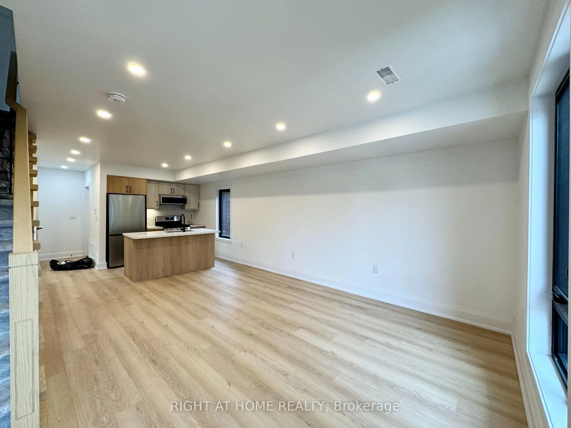 Photo 9 of Unit #4, 151 Gledhill Avenue, Toronto, Woodbine-Lumsden — HOMEH