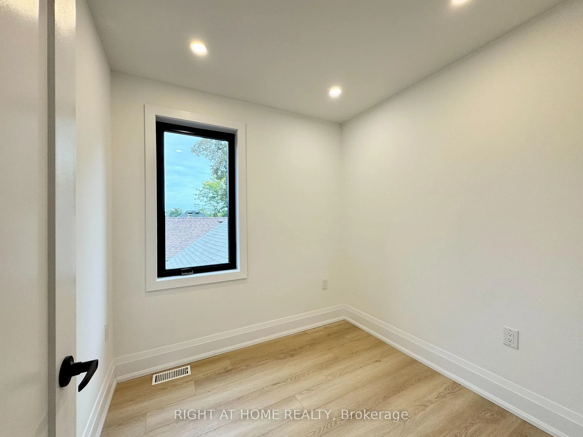 Photo 13 of Unit #4, 151 Gledhill Avenue, Toronto, Woodbine-Lumsden — HOMEH