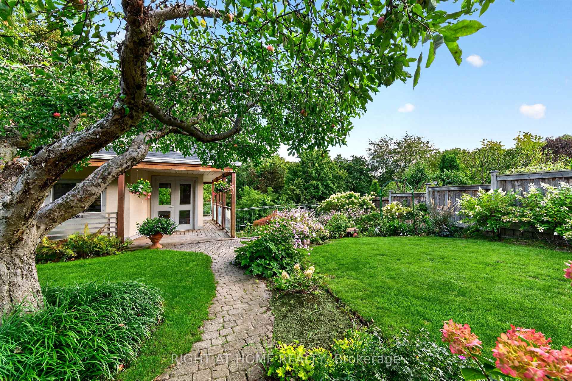Photo 4 of 397 Maple Leaf Drive, North York, Maple Leaf — HOMEH